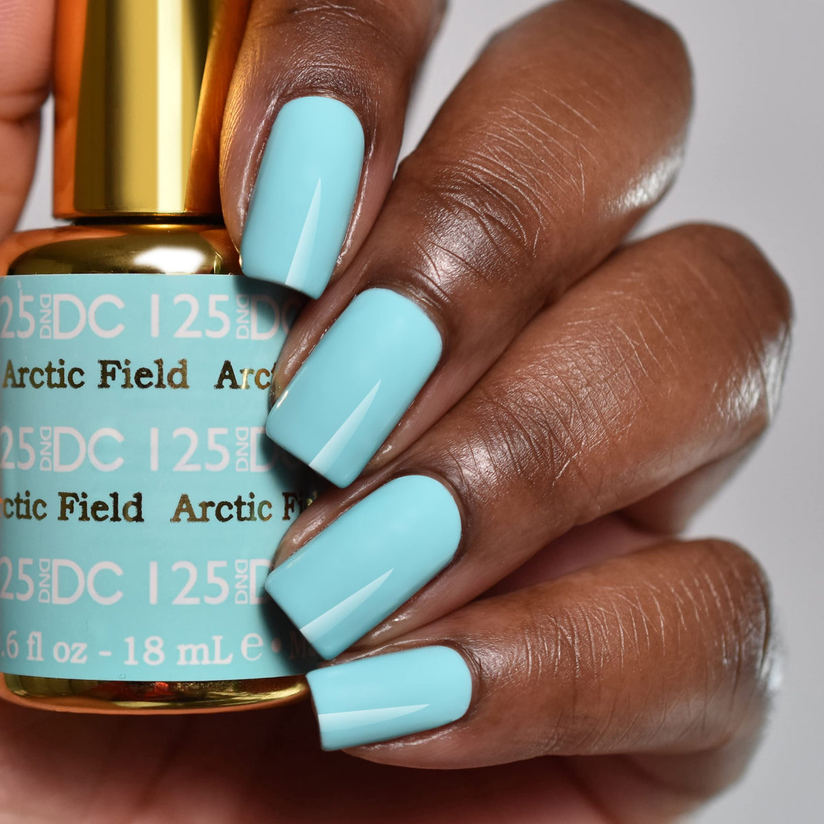 Vernis gel bleu DAISY DND sur fond blanc