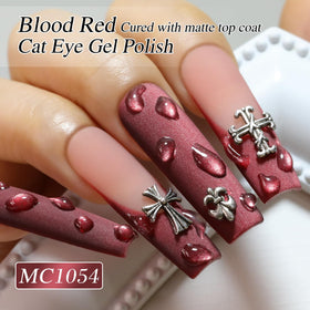 Vernis gel Cat Eye rouge foncé avec paillettes en gros plan