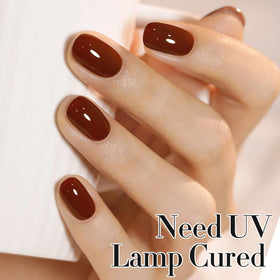 Vernis gel Double Rhythm placé sur une table avec accessoires de manucure