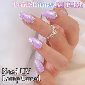Vernis gel Double Rhythm violet perle sur une table de manucure