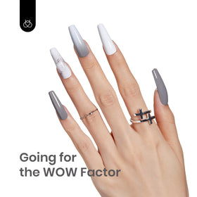 Vernis gel gris beetles sur une table de manucure
