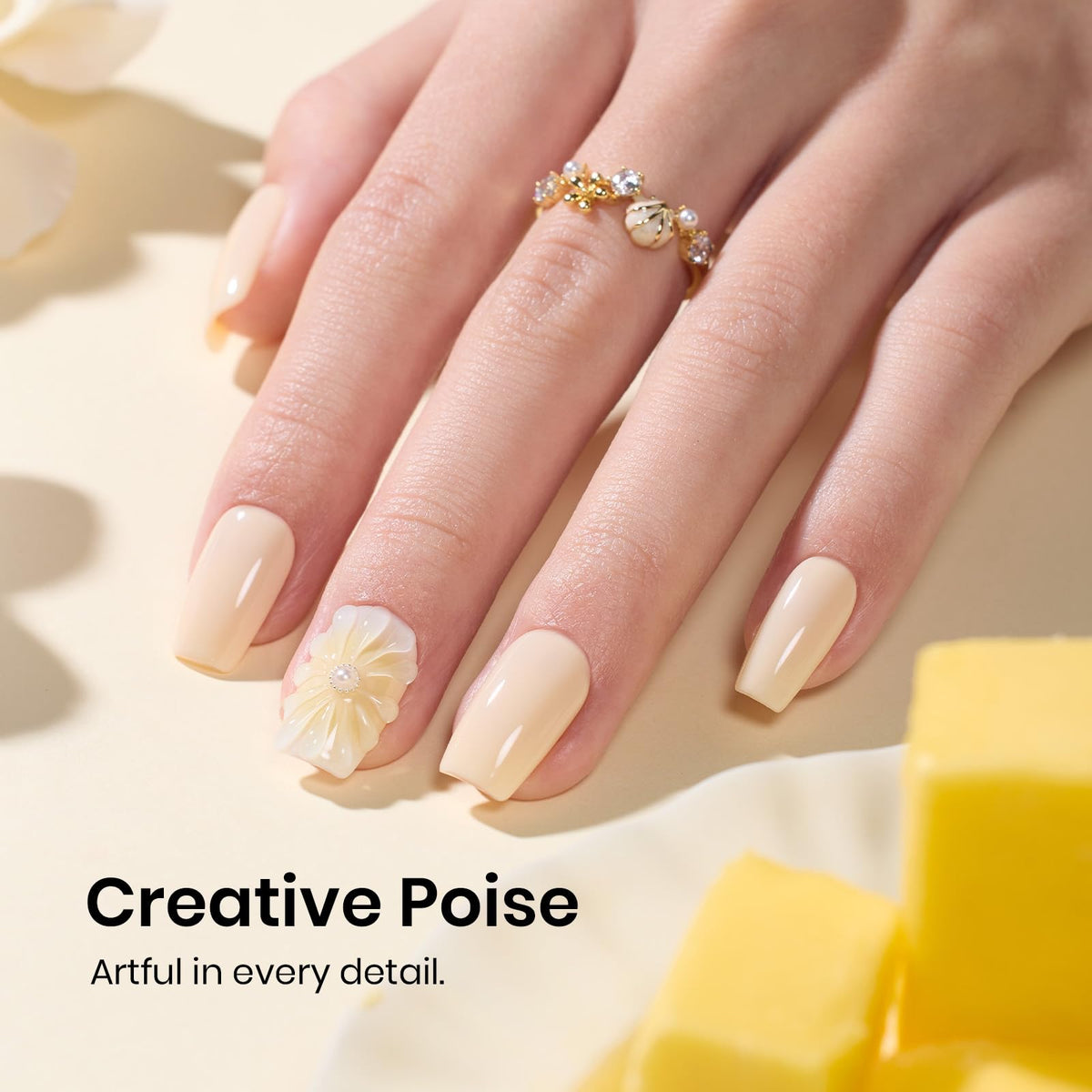 Vernis gel jaune Soft Butter sur une table de manucure