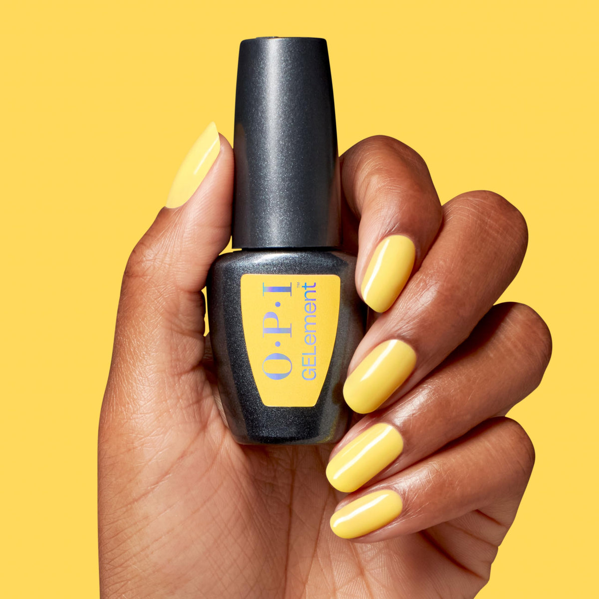 Vernis gel OPI Cheeky Bee-havior avec accessoires de manucure