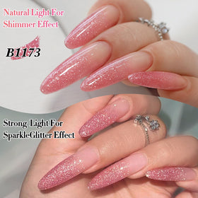 Vernis gel pailleté rose clair sur une table de manucure