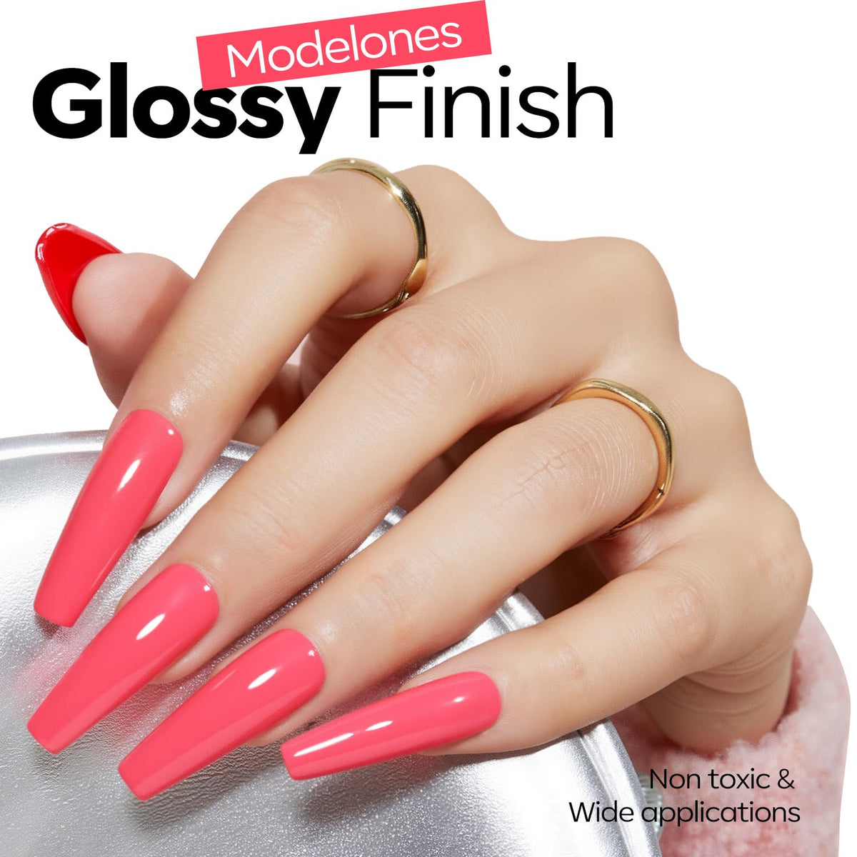 vernis gel rose framboise sur fond neutre