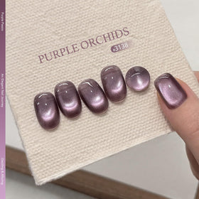 Vernis gel violet GAOY à côté d'outils de nail art