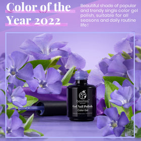 Vernis gel violet pâle sur un support de manucure