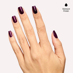 Vernis OPI Every Month is Oktoberfest appliqué sur des ongles bien manucurés