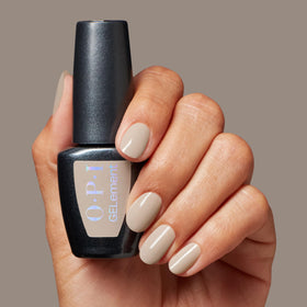 Vernis OPI GELement Espresso Martini Please sur un fond élégant