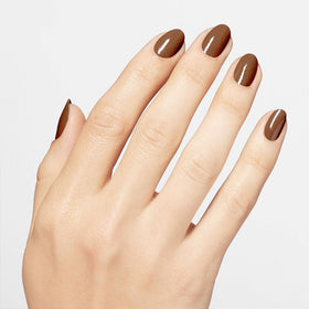 Vernis OPI Material Gowrl appliqué sur des ongles manucurés