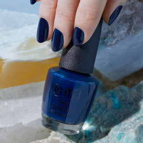 Vernis OPI Midnight Mantra sur une table de maquillage