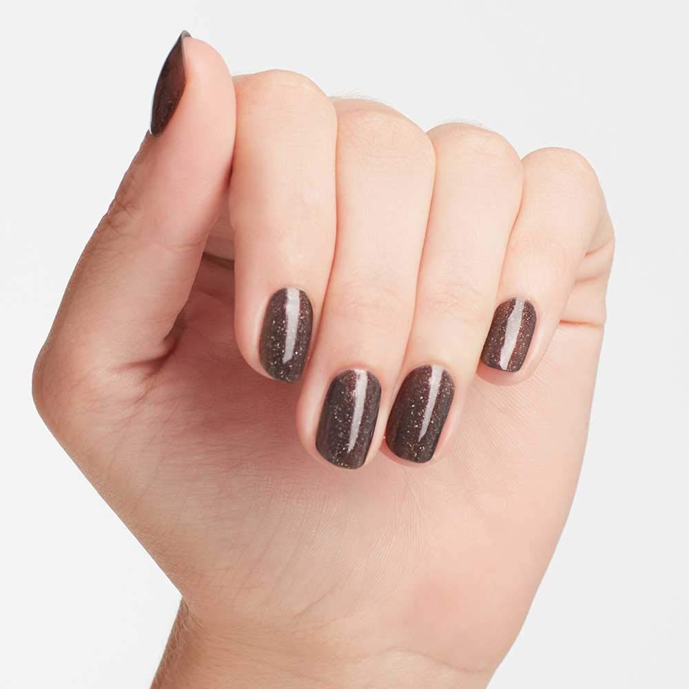 Vernis OPI My Private Jet sur une table avec d'autres vernis