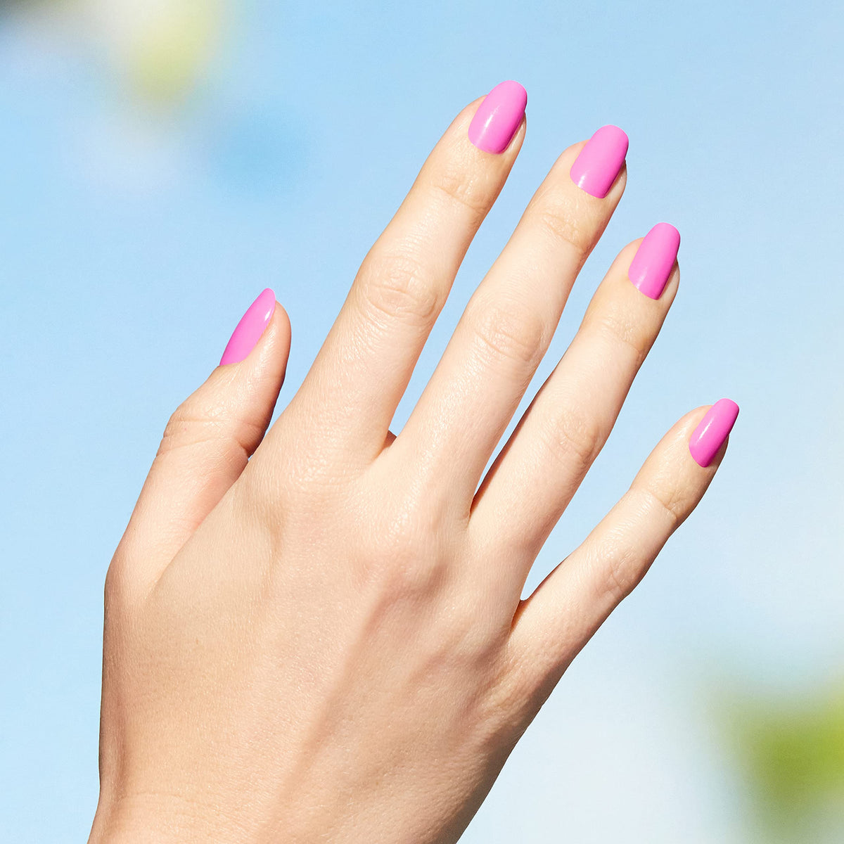 Vernis OPI Nature Strong sur un fond naturel