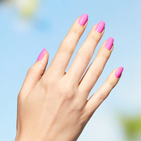 Vernis OPI Nature Strong sur un fond naturel