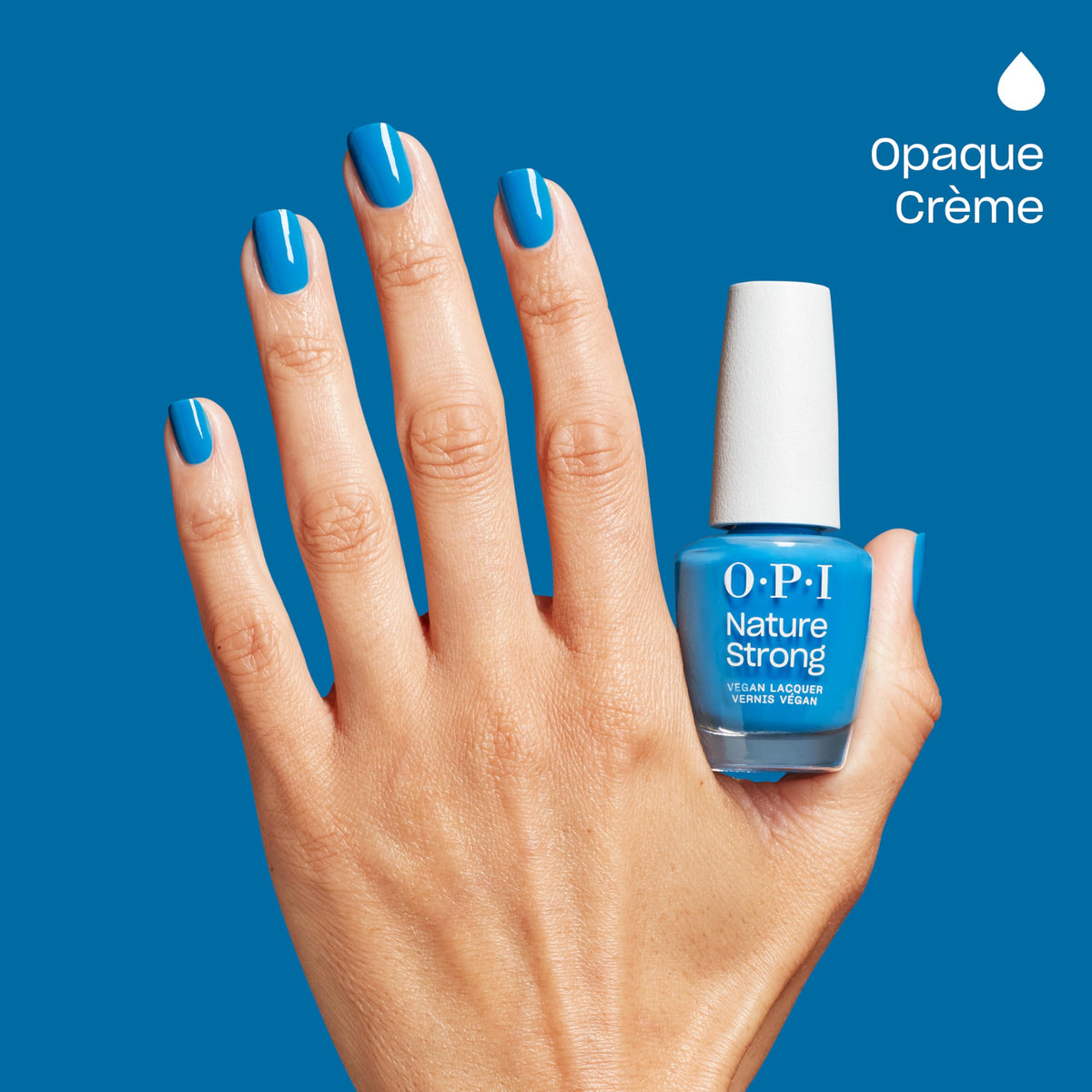 Vernis OPI Nature Strong sur une table de manucure