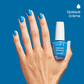 Vernis OPI Nature Strong sur une table de manucure