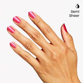 Vernis OPI Pompeii Pink sur une table avec d'autres produits de beauté