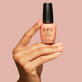 Vernis OPI Queens Rule sur un fond neutre
