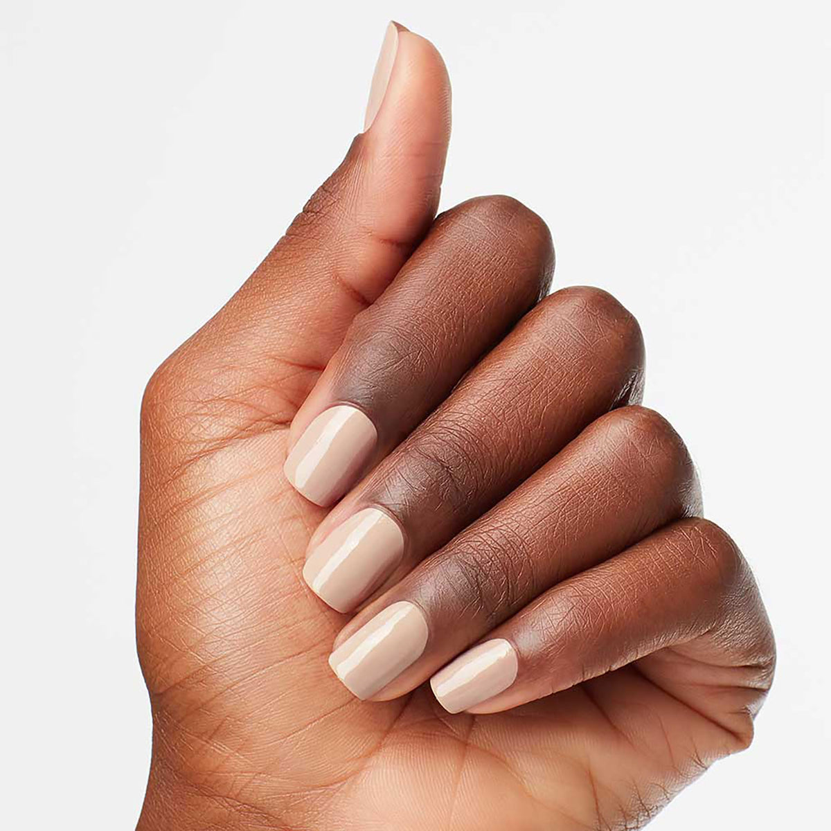 Vernis OPI Samoan Sand sur des ongles bien manucurés