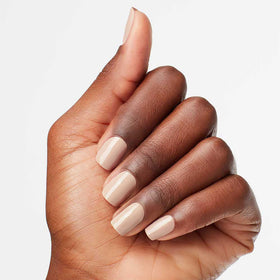 Vernis OPI Samoan Sand sur des ongles bien manucurés