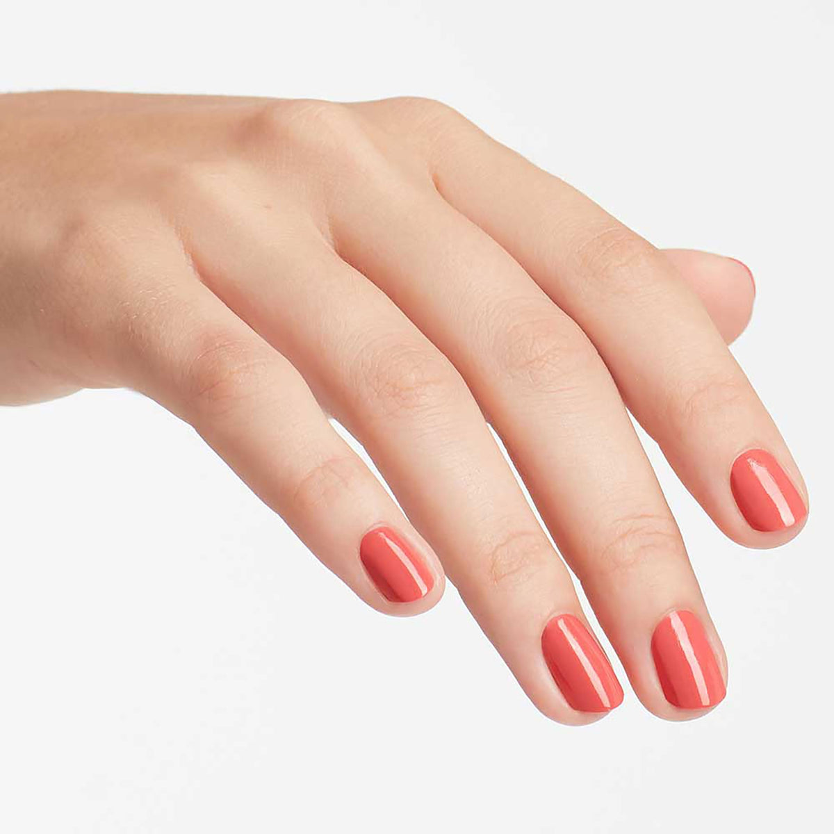 Vernis OPI sur une table avec d'autres accessoires de manucure