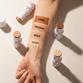 Vibriance Complexion Stick beige naturel sur un fond neutre
