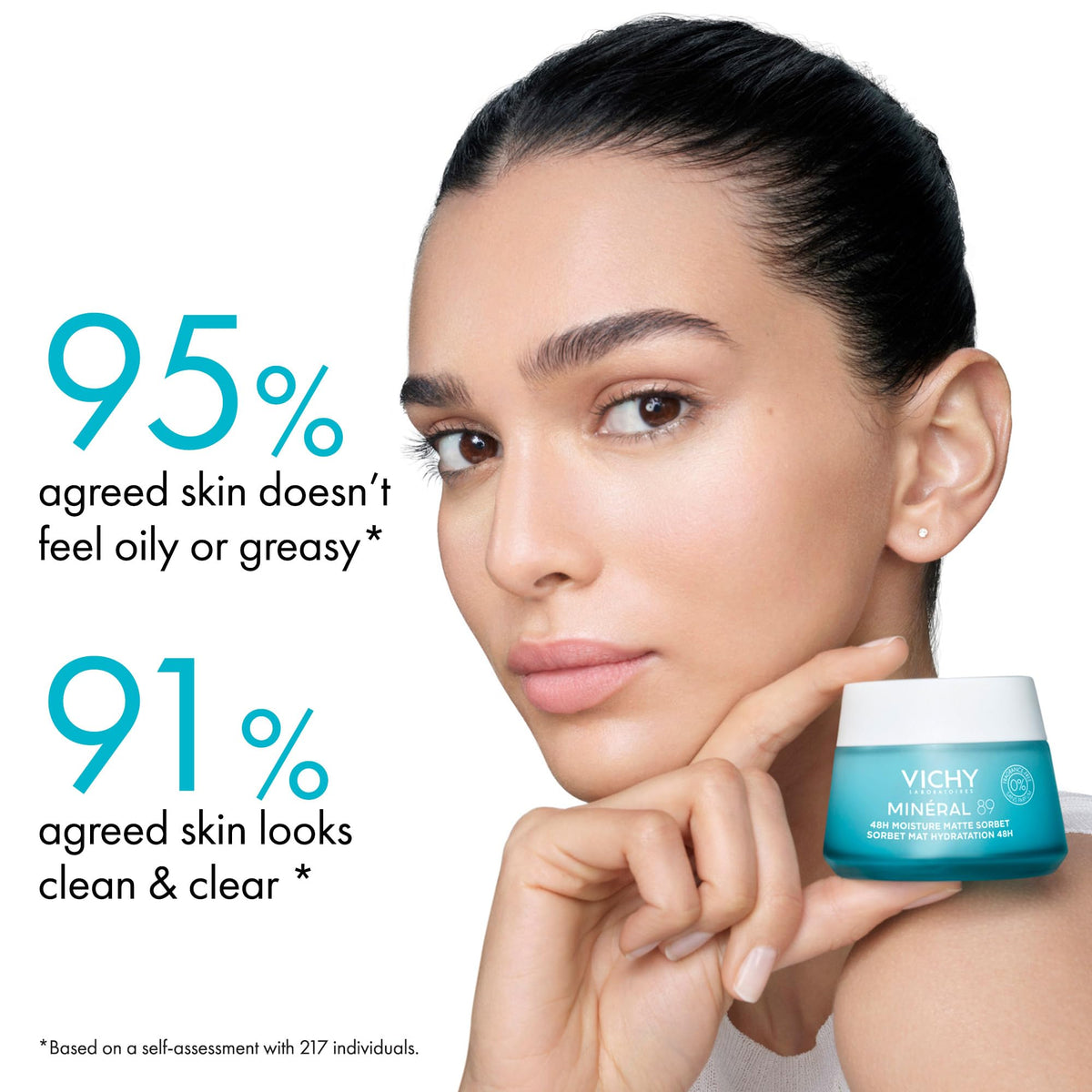 VICHY Minéral 89 Sorbet texture gel légère sur une main