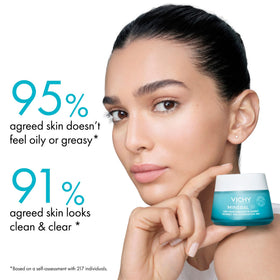 VICHY Minéral 89 Sorbet texture gel légère sur une main