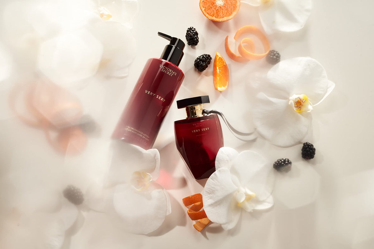 Victoria's Secret Brume Parfumée Very Sexy 250 ml à côté d'autres produits de beauté