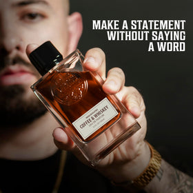 Viking Revolution Cologne Café & Whiskey sur une table en bois