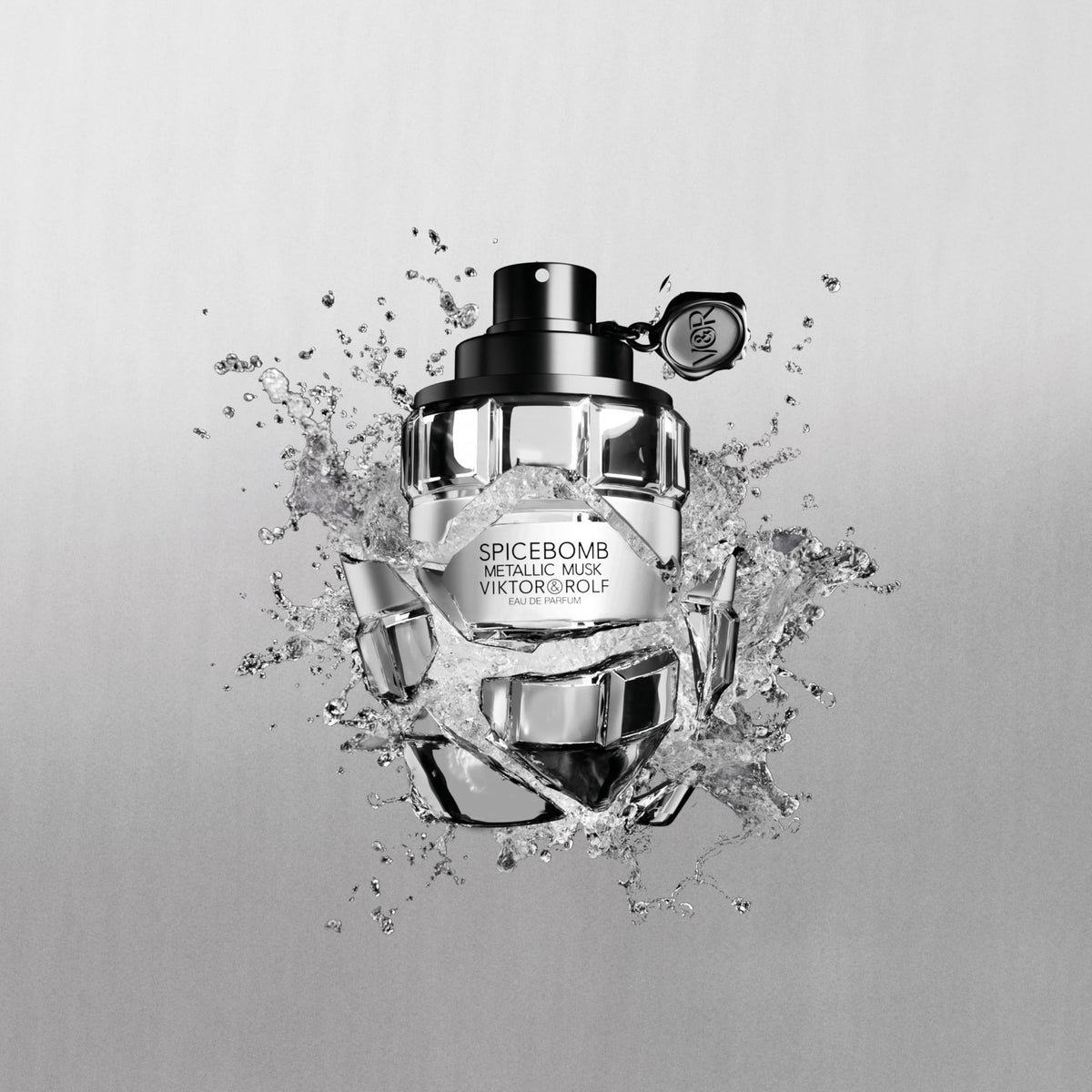 Viktor&Rolf Spicebomb Metallic Musk sur une surface élégante