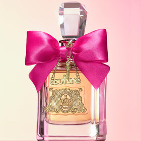 Viva La Juicy Eau De Parfum vaporisé sur une peau
