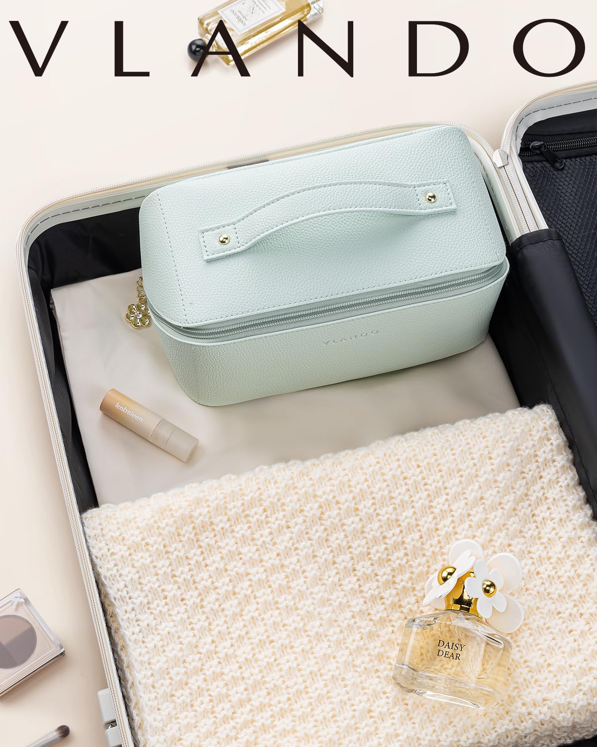 VLANDO trousse de maquillage sur une table avec des produits de beauté