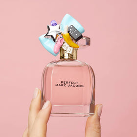 Vue arrière du flacon de l'Eau de Parfum Perfect Marc Jacobs avec bouchon
