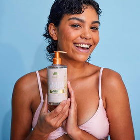 Vue arrière du gel douche Tree Hut avec ingrédients listés
