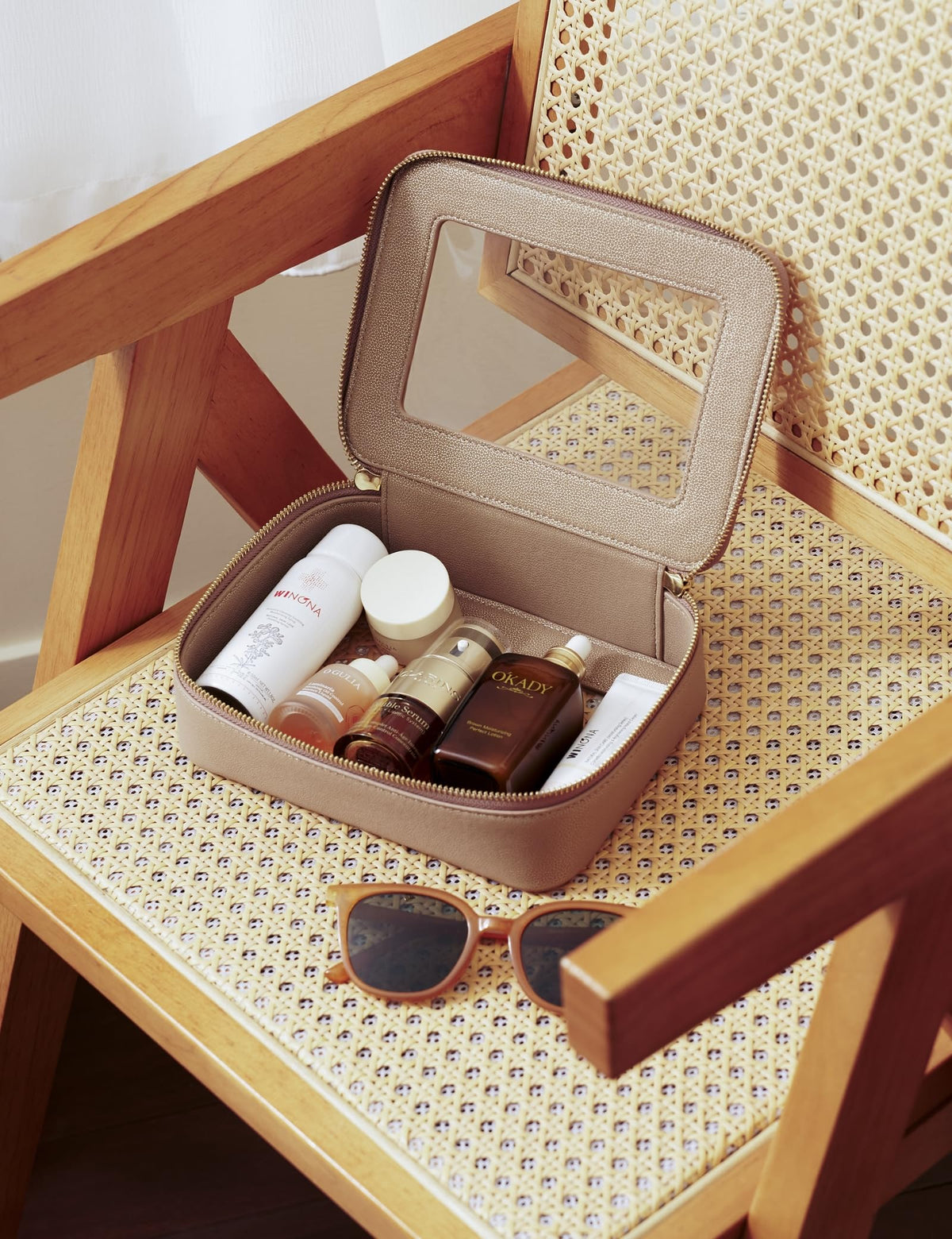 Vue de côté de la trousse de maquillage transparente Popvibe en cuir synthétique