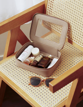Vue de côté de la trousse de maquillage transparente Popvibe en cuir synthétique
