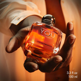 Vue de côté du flacon d'Armani Beauty Stronger With You Intensely