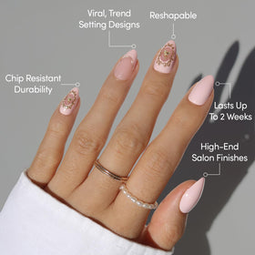 Vue de dessus des faux ongles rose tendre et pointes françaises