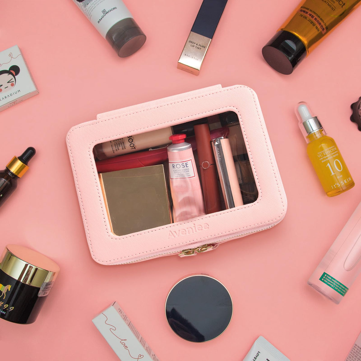Vue de l'intérieur du sac de maquillage Aveniee avec produits