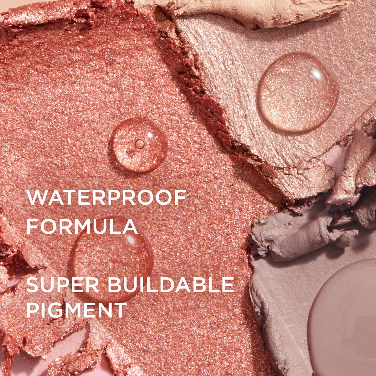 Vue de l'ombre à paupières IT Cosmetics Superhero sur le poignet, couleur Super Slate