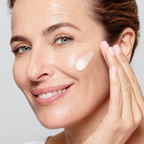 Vue de la Crème de Nuit Age Perfect L'Oreal Paris avec texture