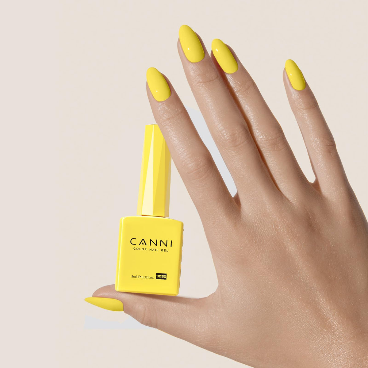 Vue de près de l'application du CANNI Vernis Gel Jaune