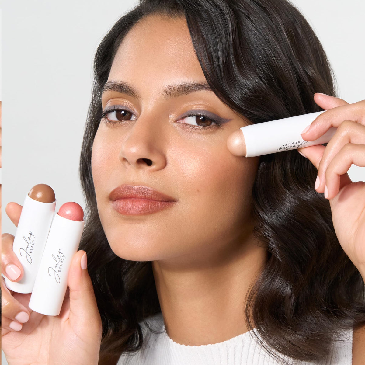 Vue de près du stick de blush Julep en application
