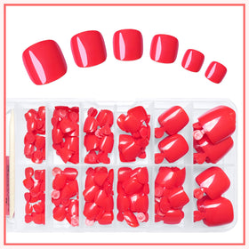 Vue des faux ongles de pieds dans leur boîte de rangement