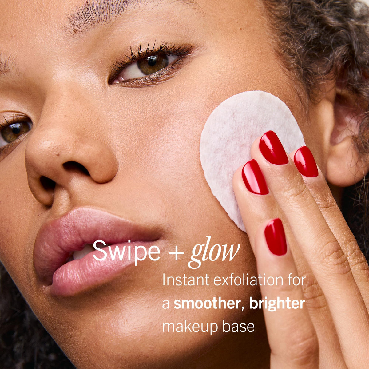Vue des pads exfoliants First Aid Beauty avec leur texture