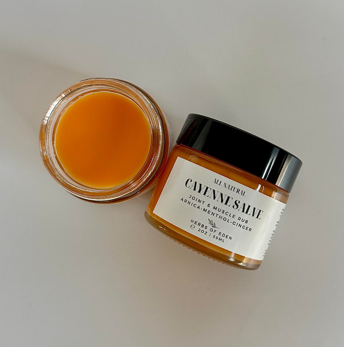 Vue du baume Cayenne Arnica avec texture crémeuse