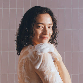 Vue du flacon de gel douche Method Dream Foam sur un comptoir