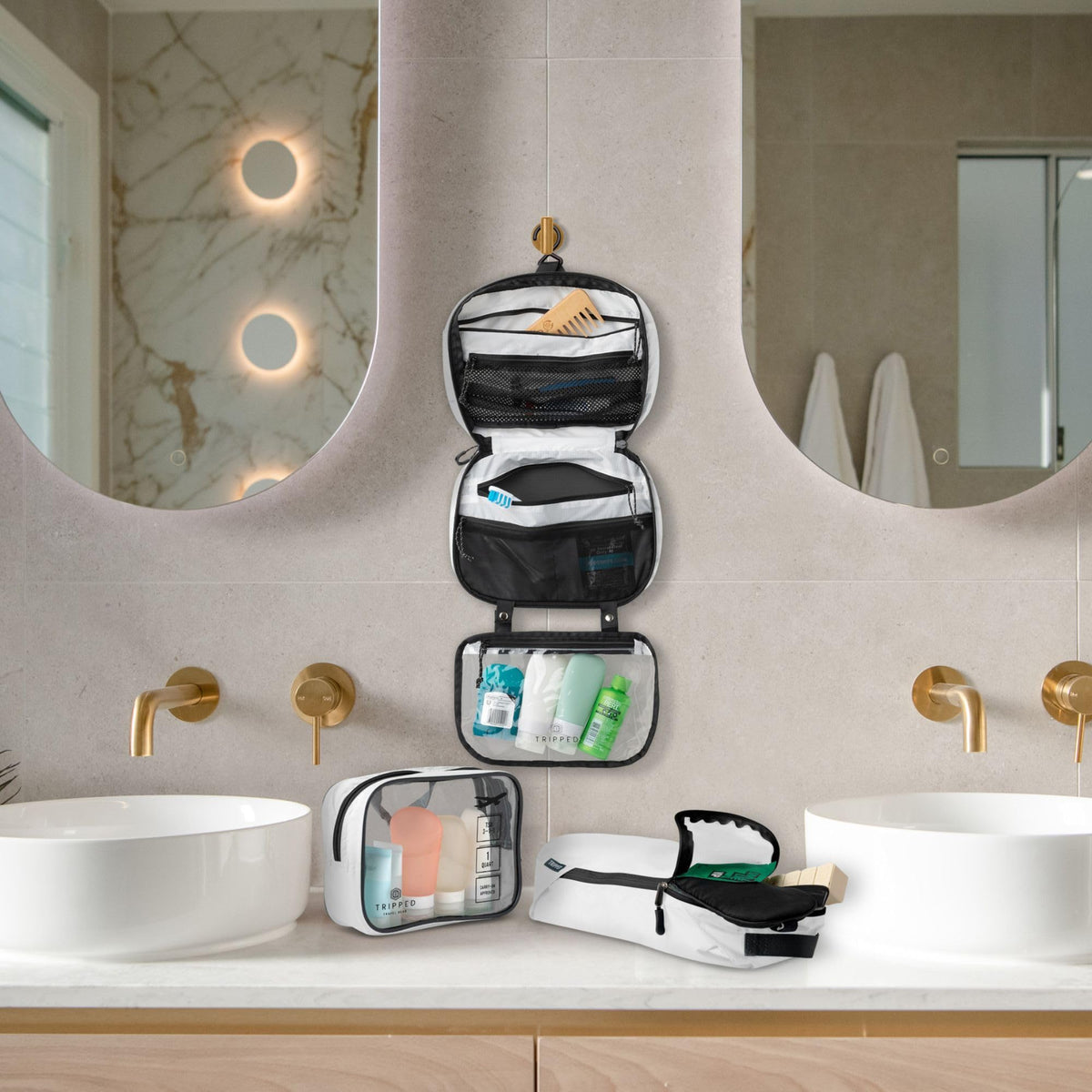 Vue en lifestyle du set de trousses de toilette TRIPPED
