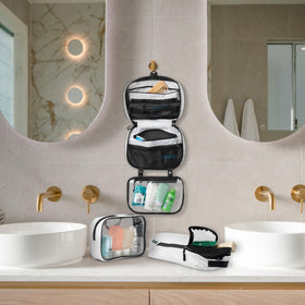Vue en lifestyle du set de trousses de toilette TRIPPED